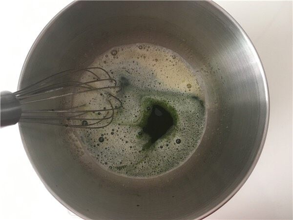 "绿"动的心,加入25克菠菜汁,用蛋抽搅拌均匀