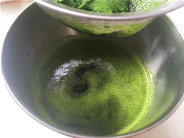 "绿"动的心,用过滤网过滤出25克菠菜汁,剩下的也别浪费,可以留着做蛋糕