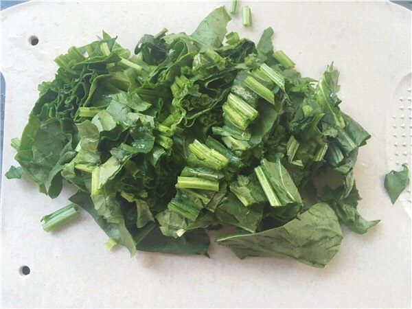 "绿"动的心,新鲜菠菜清洗干净,切碎段放榨汁机内榨成菠菜泥