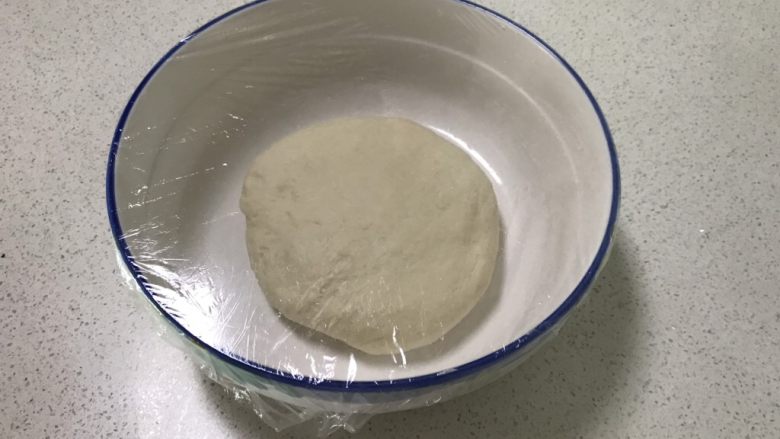 花样豆沙包,揉成光滑的面团,盖上保鲜膜饧发40分钟