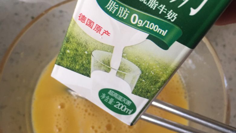胡萝卜玉子烧,3️⃣ 我加了一丢丢牛奶🥛,为了有奶香味,大概20g左右,加太多不容易成型的哦。