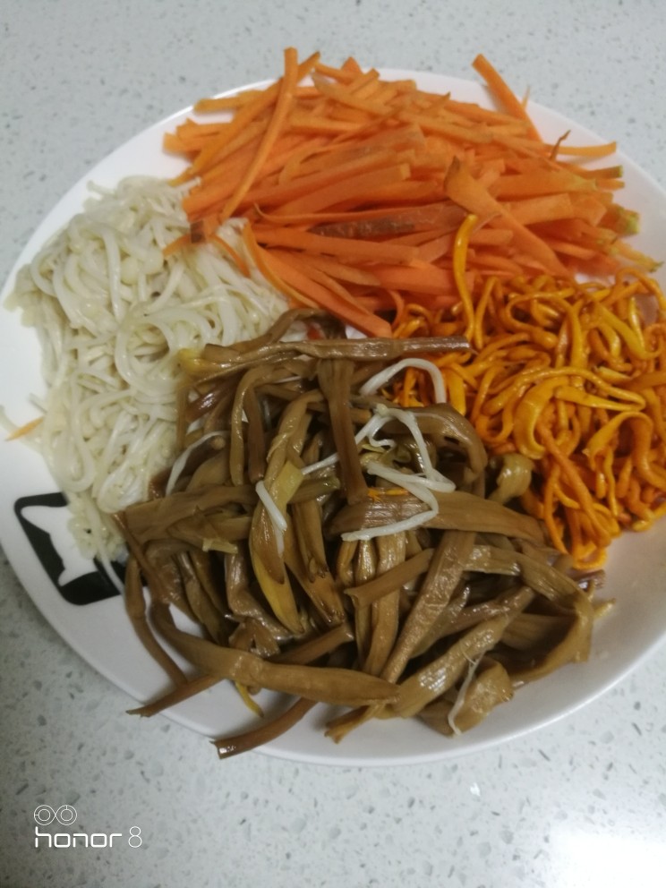 菜谱#四丝炒鸡蛋#(创建于19/11~2018),虫菜花、黄花菜、金针菇滤干水分,与胡萝卜丝一起备用。