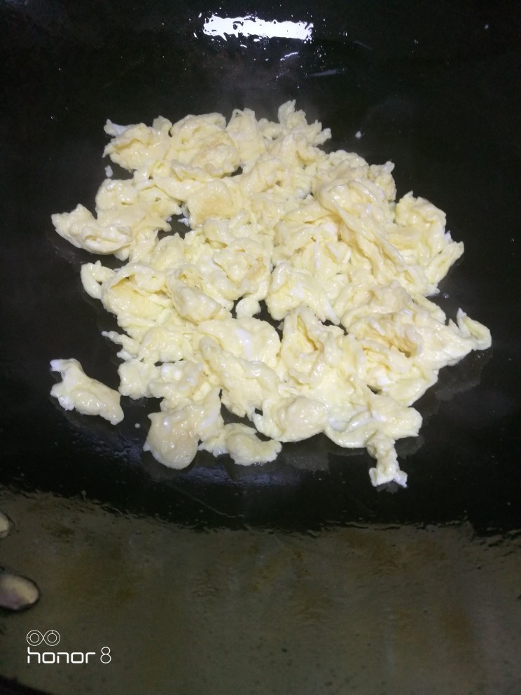 菜谱#四丝炒鸡蛋#(创建于19/11~2018),起锅注油炒鸡蛋,成熟后倒碗内备用。