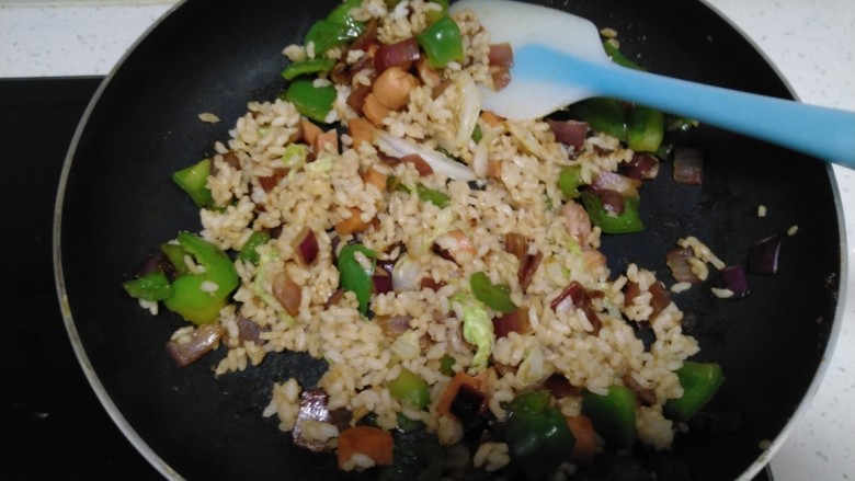 菜椒火腿炒米,翻炒均匀,加入盐。