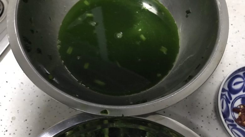 自制腌萝卜缨子,看,捏出来这么多水,不要了