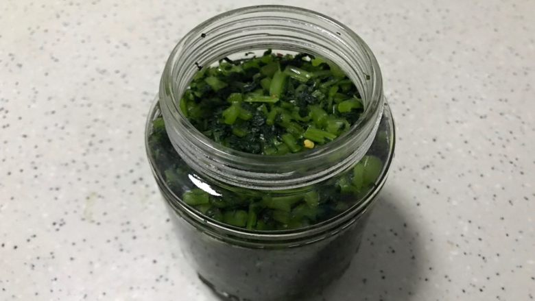 自制腌萝卜缨子,我还以为那么多萝卜缨子可以做两瓶,没想到只做了一瓶🤣