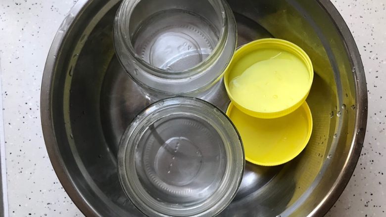 自制腌萝卜缨子,准备两个玻璃瓶,用滚水泡一下