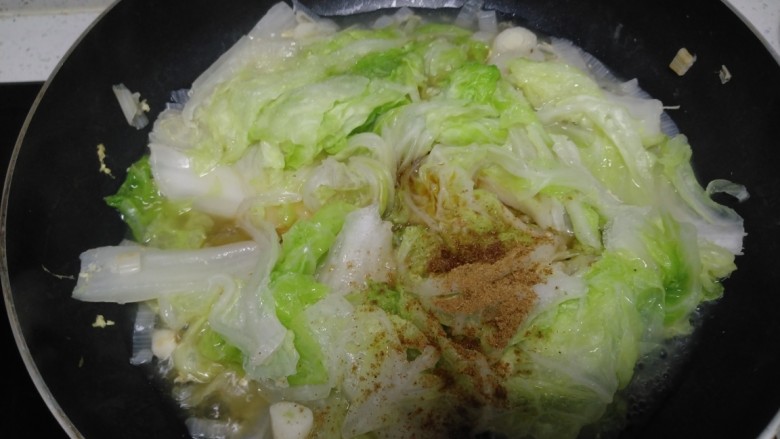 白菜炒鸡蛋+蒸大米花生山药,白菜叶变软,加入适量盐、十三香。