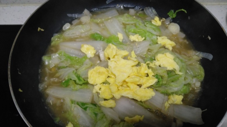 白菜炒鸡蛋+蒸大米花生山药,翻炒均匀,倒入鸡蛋。