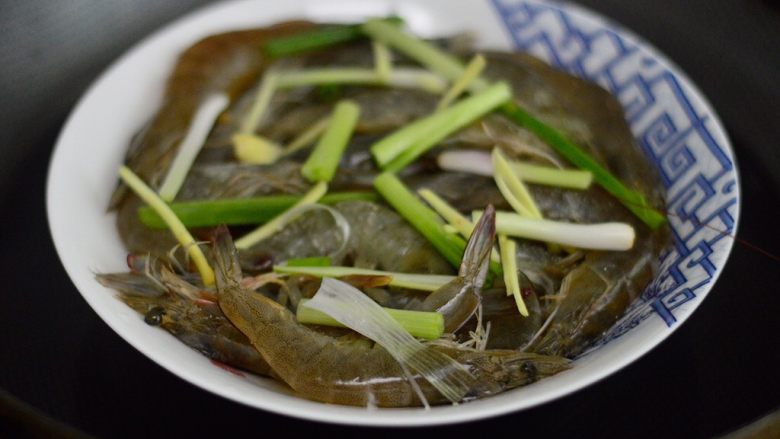 清蒸姜葱虾,放入锅里,隔水蒸8-10分钟