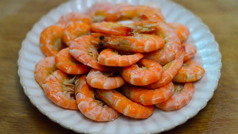清蒸姜葱虾,夹去葱姜丝,摆入干净的盘中