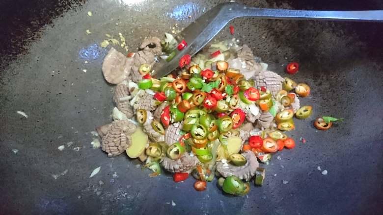 劲辣爆炒腰花,随后加入青红椒,并食盐调味