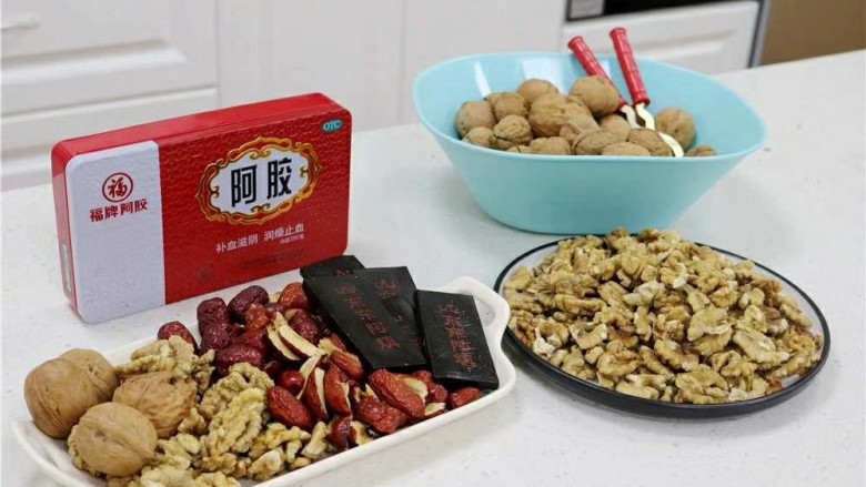 新文美食 玫瑰阿胶糕,食材准备好,核桃去皮,<a style='color:red;display:inline-block;' href='/shicai/ 2470'>红枣</a>去核。