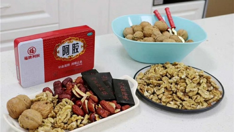 新文美食  玫瑰阿胶糕,食材准备好，核桃去皮，<a style='color:red;display:inline-block;' href='/shicai/ 2470'>红枣</a>去核。