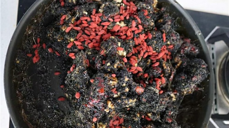 新文美食 玫瑰阿胶糕,搅拌均匀撒上<a style='color:red;display:inline-block;' href='/shicai/ 673'>枸杞</a>。