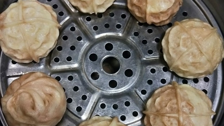 钳花绿豆包,包子冷水入锅,上汽后蒸12分钟关火,再焖三分钟。