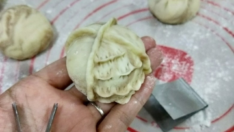 钳花绿豆包,然后再换另一个夹子,在每个格子中间夹出花型。