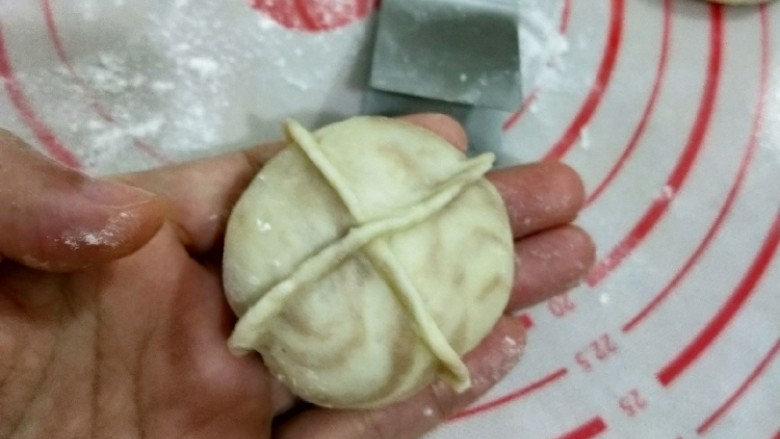 钳花绿豆包,取出钳子,先对称夹出十字,如图所示。