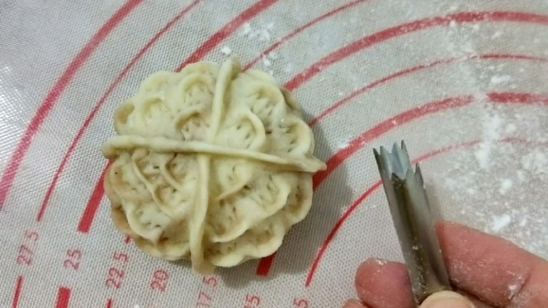 钳花绿豆包,依次夹出所有花型,然后再二次发酵半个小时左右。(每个格子夹四层,第一层夹一次,第二层夹两次,以此类推。)