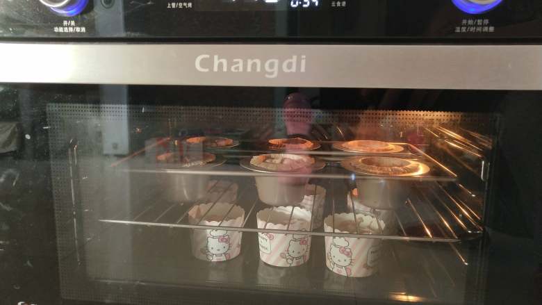 萌宠杯子蛋糕,13, 空气烤预热170度!将杯子蛋糕放入烤箱中烤25分钟左右即可