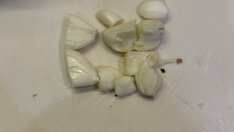 蒜清炒白菜,蒜拍碎