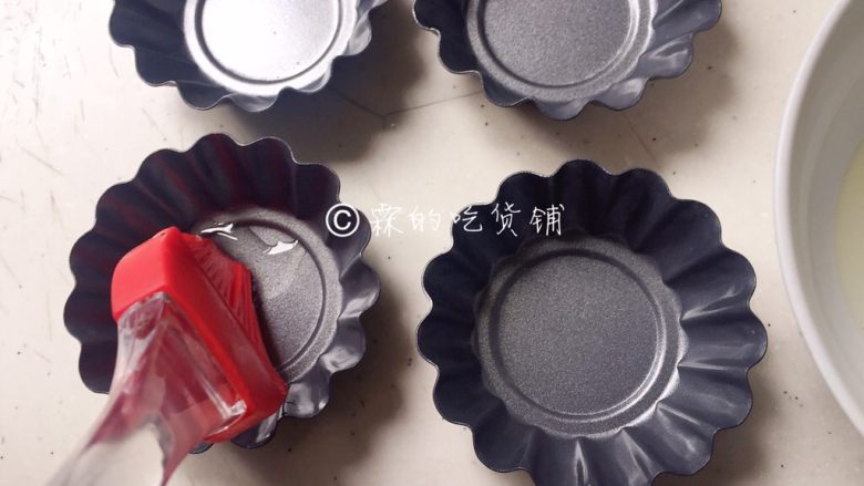 奶香蒸米糕,模具里刷上一层薄油,以便脱模