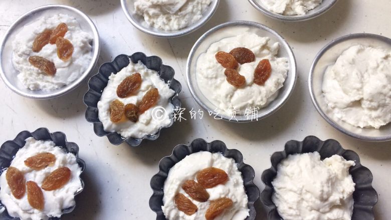 奶香蒸米糕,用葡萄干装饰一下(没有葡萄干的话可以用芝麻或红枣或者别的什么,啥都不加也是可以的)