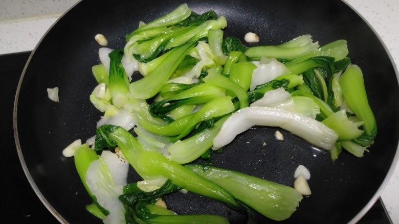 酸奶橙汁+蒜香白菜、上海青+水煮鸡蛋,加入<a style='color:red;display:inline-block;' href='/shicai/ 788'>生抽</a>、盐翻炒均匀。