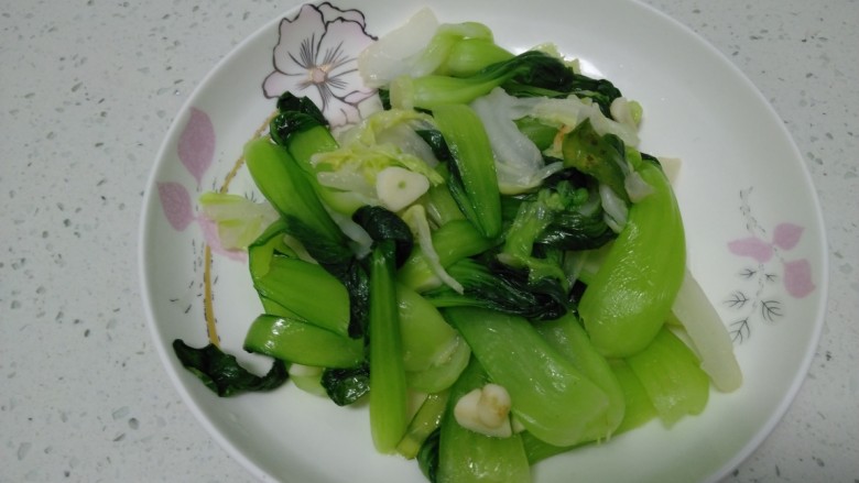 酸奶橙汁+蒜香白菜、上海青+水煮鸡蛋,盛入盘中。