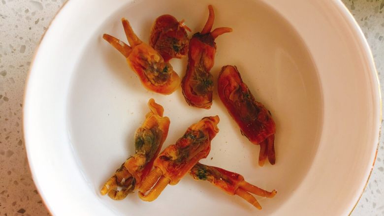 蛏干花生猪脚汤,取6只<a style='color:red;display:inline-block;' href='/shicai/ 1838'>蛏干</a>,泡在开水里5分钟。