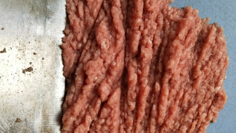 瘦肉丸,肉剁至肉糜,越烂越好,不能有一粒一粒的