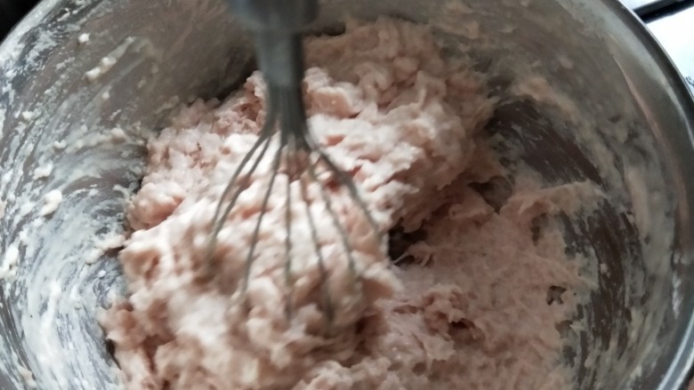 瘦肉丸,不停的搅拌,200下或摔打几下能增加它的嚼劲