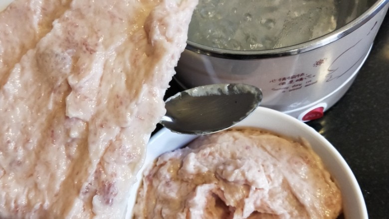 瘦肉丸,水煮开就可以下瘦肉丸了 煮30秒左右就可以 等它们浮上来就差不多了