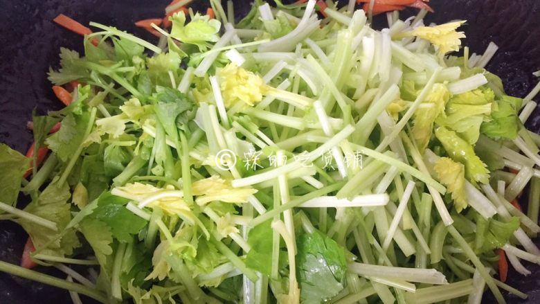 芹菜胡萝卜炒肉丝,然后加入芹菜,一起翻炒一会儿