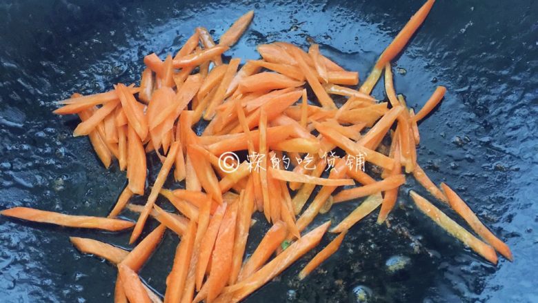 芹菜胡萝卜炒肉丝,煸好的肉丝盛出,接着煸炒胡萝卜丝