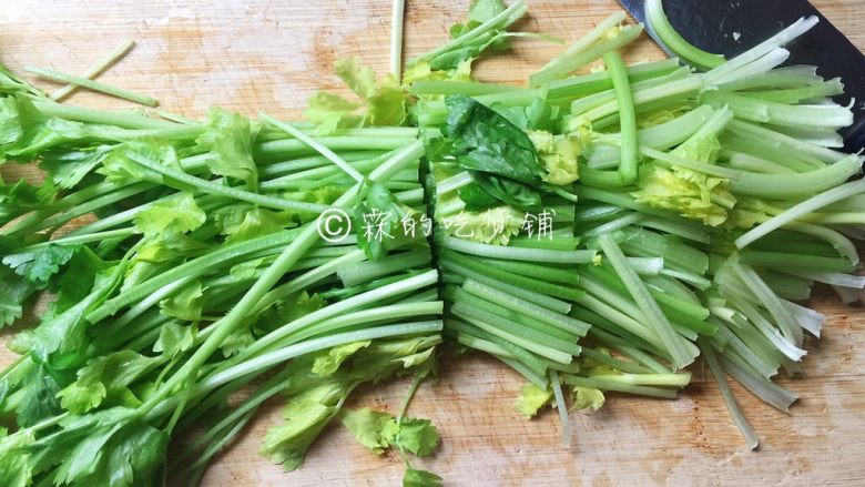 芹菜胡萝卜炒肉丝,芹菜，去除老茎老叶后，洗净，切成段