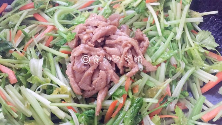 芹菜胡萝卜炒肉丝,再把肉丝倒入,炒匀