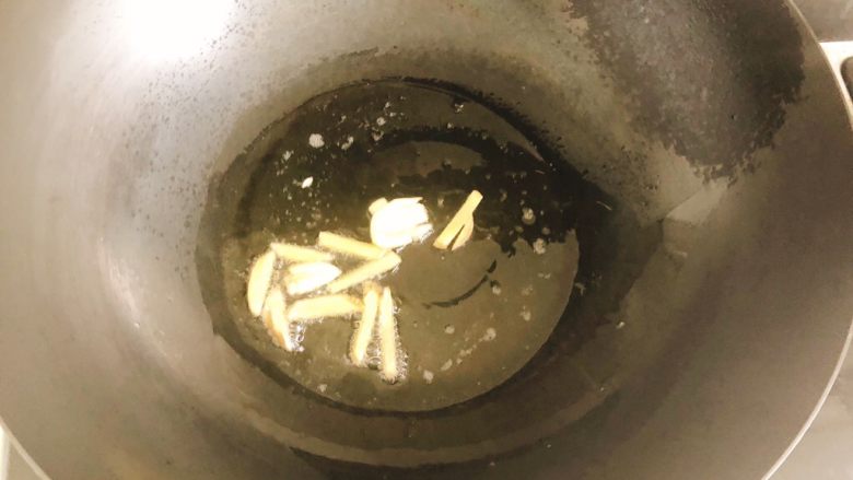 菌菇牛腩汤,锅里倒入适量食用油,放入姜和蒜大火炒香,大约30秒。
