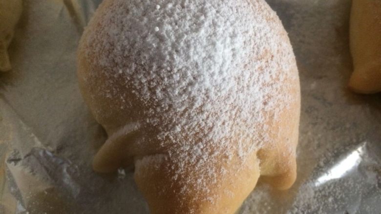 幽灵小面包，万圣节也要萌萌哒,待面包凉后，先在上面洒上防潮糖粉；