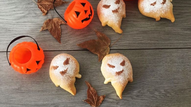 幽灵小面包，万圣节也要萌萌哒,最后轻轻盖上画好的表情纸，洒上防潮可可粉即可！