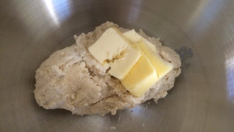 幽灵小面包，万圣节也要萌萌哒,混合成团后加入<a style='color:red;display:inline-block;' href='/shicai/ 887'>黄油</a>，启动厨师机开始揉面；