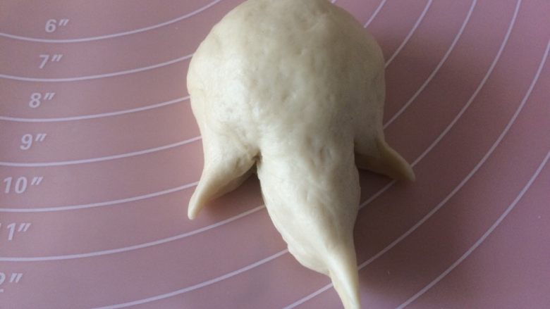 幽灵小面包，万圣节也要萌萌哒,两边可以小小各剪一刀作为小手，剩下面团依次处理好，发酵20分钟；