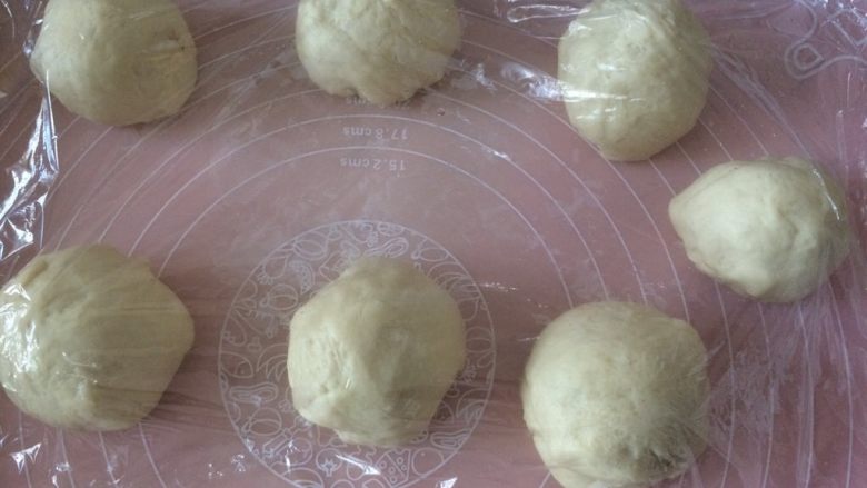 幽灵小面包，万圣节也要萌萌哒,取出面团揉匀，将面团平均分割成7份；