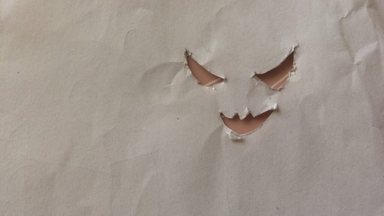 幽灵小面包，万圣节也要萌萌哒,拿一张纸，打个草稿画出幽灵的表情，再用剪刀剪好备用；