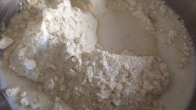 幽灵小面包，万圣节也要萌萌哒,盆里倒入面粉、炼乳、盐、<a style='color:red;display:inline-block;' href='/shicai/ 219'>牛奶</a>和<a style='color:red;display:inline-block;' href='/shicai/ 739'>发酵粉</a>；