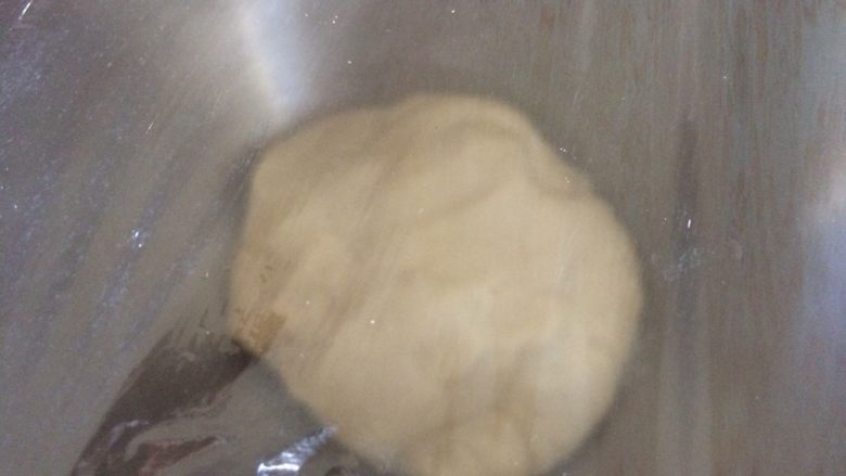 幽灵小面包，万圣节也要萌萌哒,揉面至光滑不粘手的扩展阶段，盖上保鲜膜进行第一次发酵至2倍大；