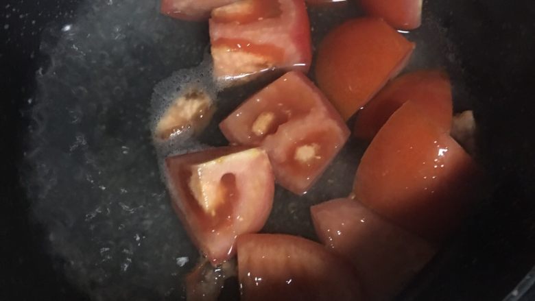 番茄牛奶泡面,2️⃣ 下去番茄丁,中大火盖锅煮一会至汁水微微变色。