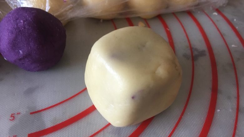网红仙豆糕,周边轻轻摔一下,整型为正方体状