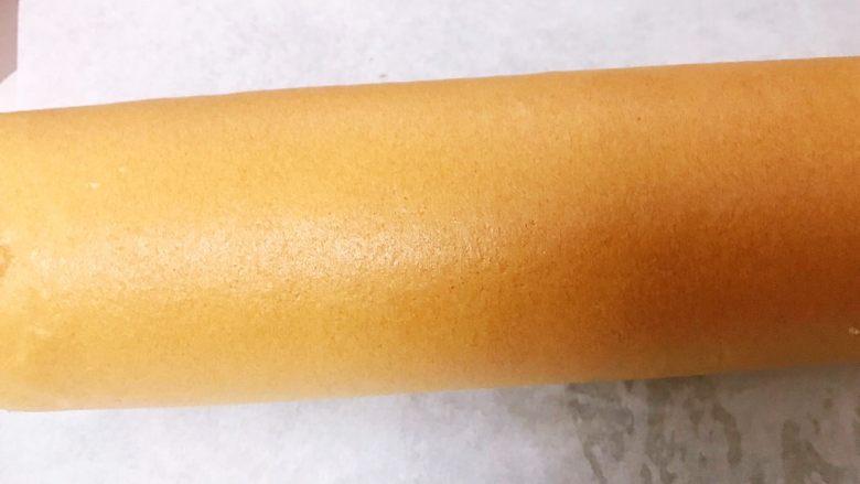 肉松沙拉蛋糕卷,卷起,我是徒手卷的,也可以借助擀面杖
用油纸包好扎紧两头放入冰箱冷藏半小时定型
