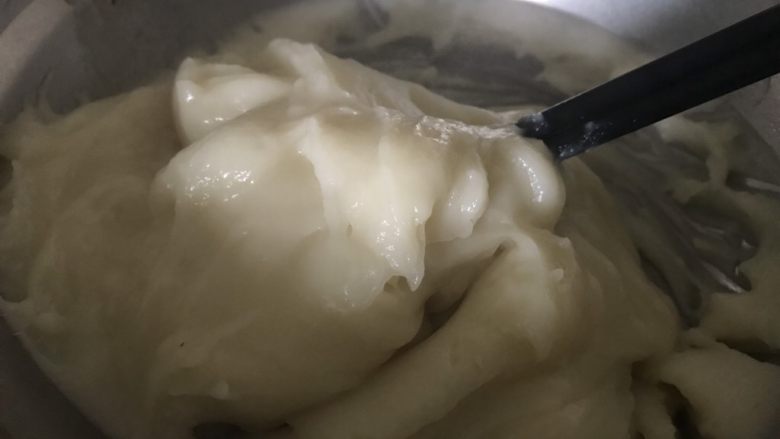 紫薯糯米糍,隔水蒸熟,水开后放锅里蒸15分钟左右,用筷子迅速搅拌,如图